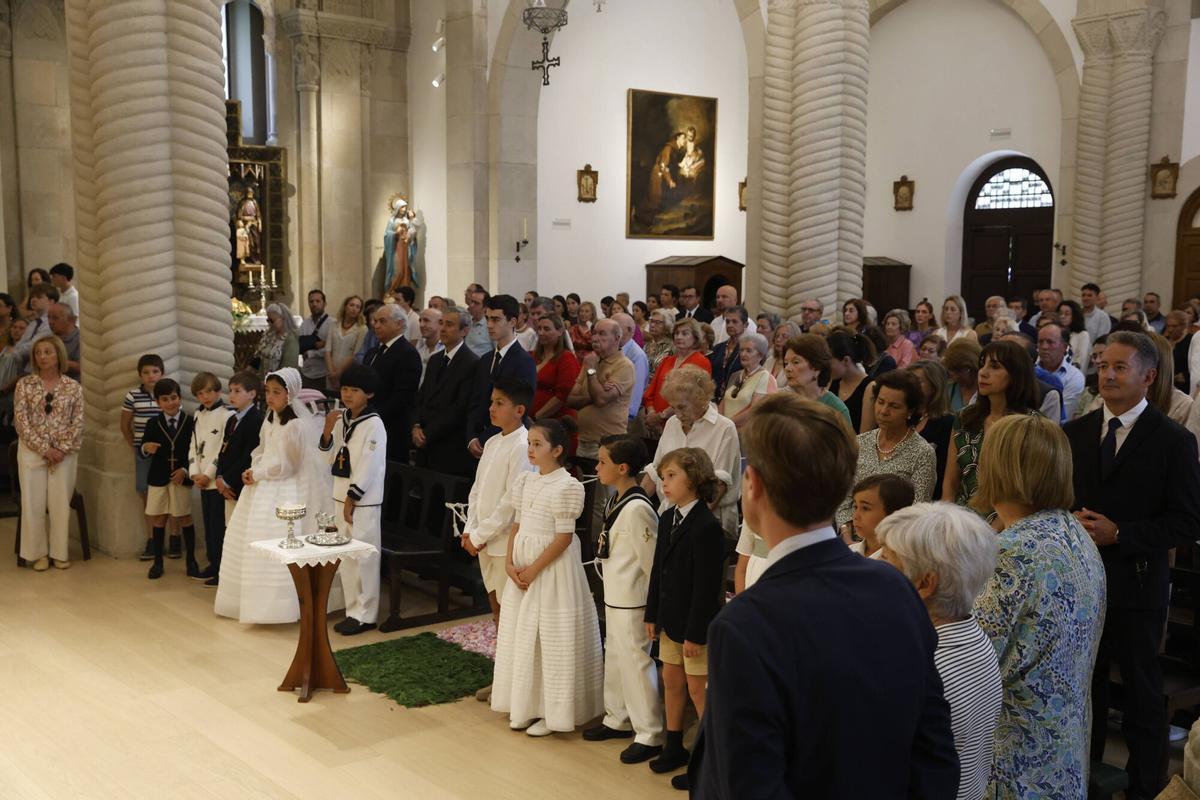 EN IMÁGENES: El Corpus Christi de Somió luce en todo su esplendor con una misa y procesión oficiada por Kike Figaredo: "Estamos muy contentos de que nos acompañe EN IMÁGENES: El Corpus Christi de Somió luce en todo su esplendor con una misa y procesión oficiada por Kike Figaredo: "Estamos muy contentos de que nos acompañe