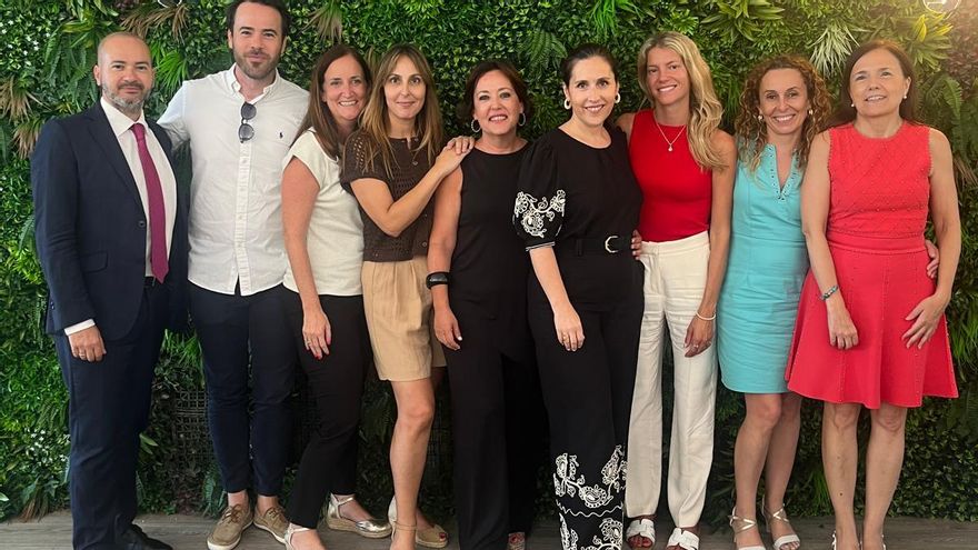 Elisa Fort, en el centro, con los magistrados del pardido judicial de Alzira.