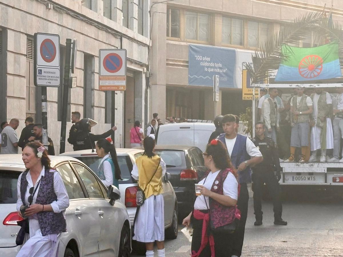 La policía intenta mantener el orden entre las personas en el lugar de la trifulca