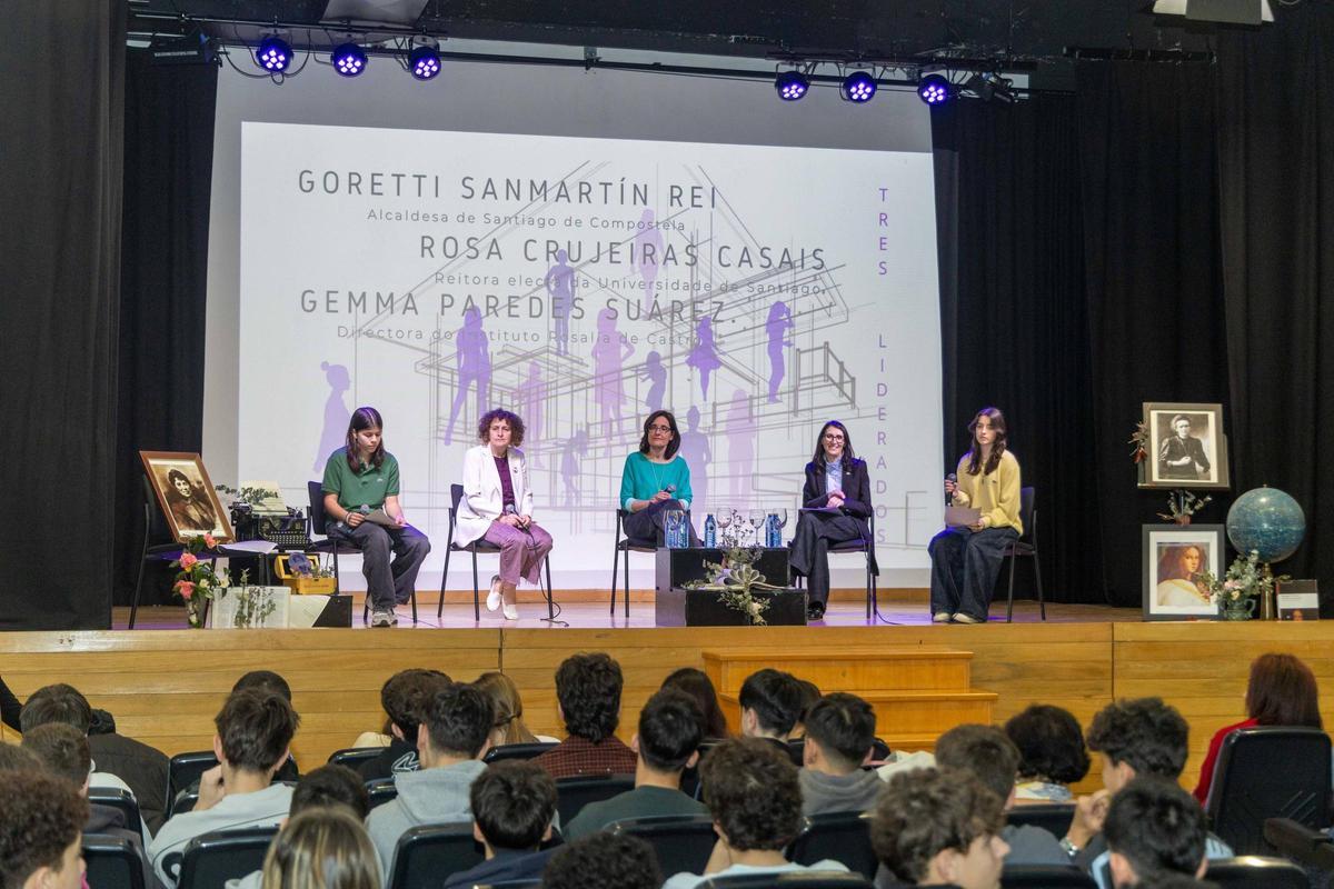 A mesa-debate foi organizada polo grupo de Igualdade do instituto Rosalía de Castro.