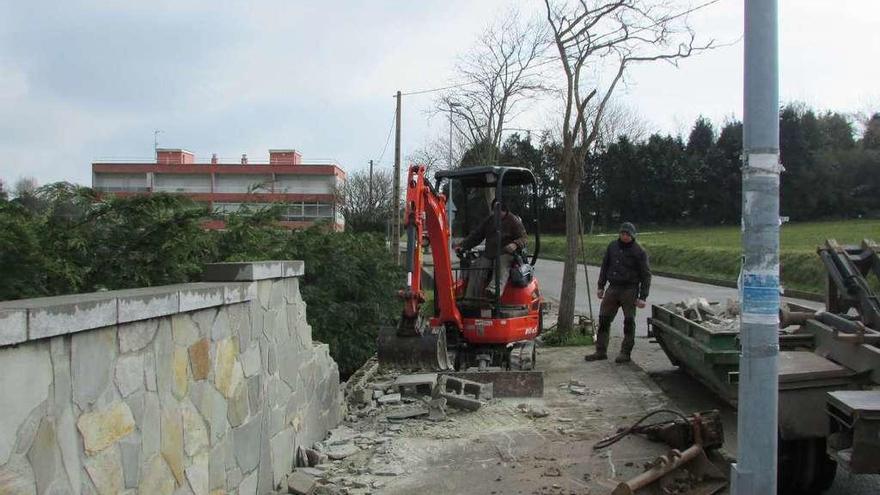 Derriban un muro declarado ilegal en un camping de Barru, en Llanes