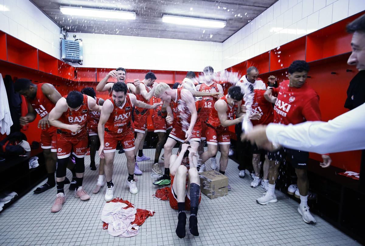 Les millors fotos de la celebració de la permanència del Baxi Manresa a Fontajau