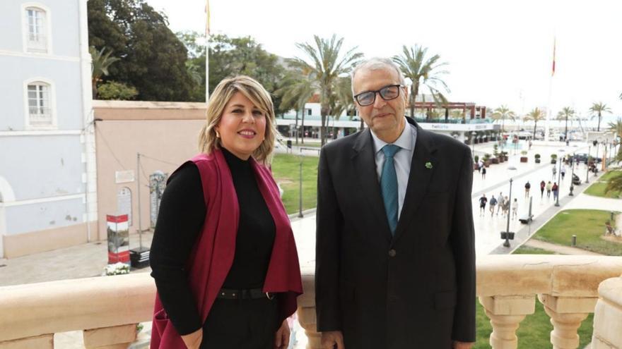 Joaquín Barberá, en el balcón del Palacio Consistorial, junto a la alcaldesa Noelia Arroyo.