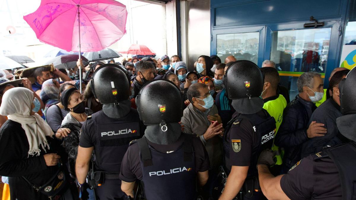 Las imágenes de los altercados en el Puerto de Alicante por el ferry a Orán