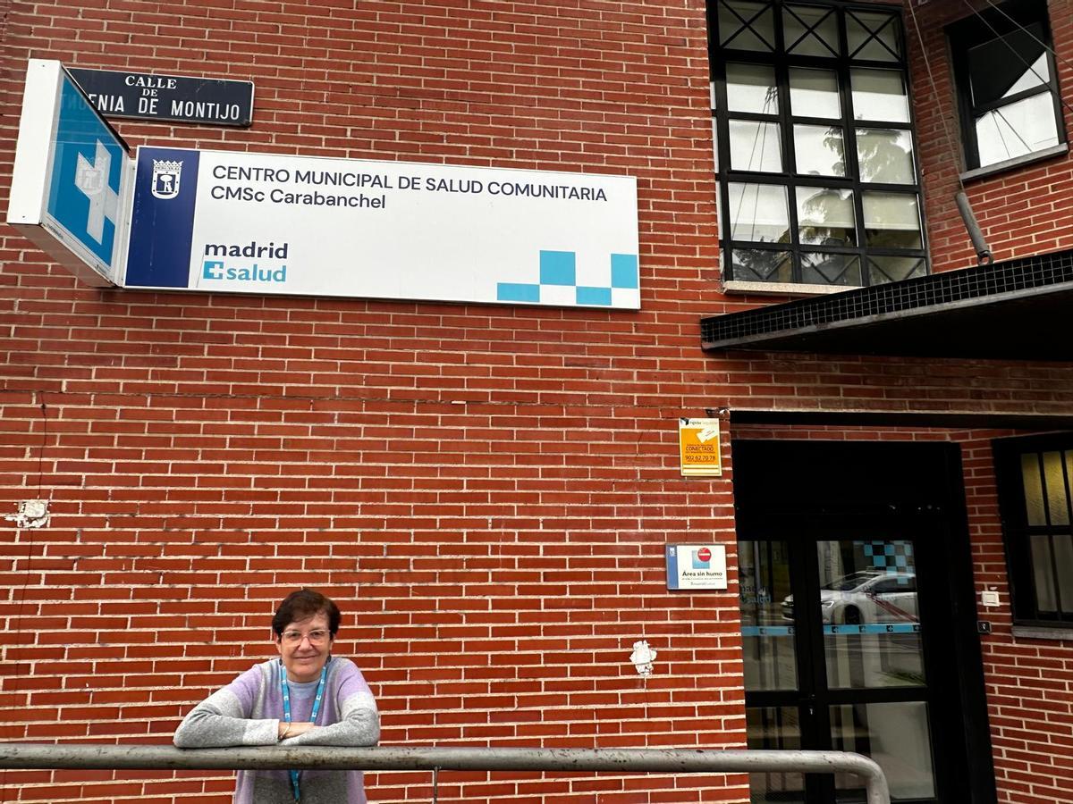 Maribel Marquina posa para La CRónica de Carabanchel a las puertas del Centro de Salud Comunitario de Carabanchel