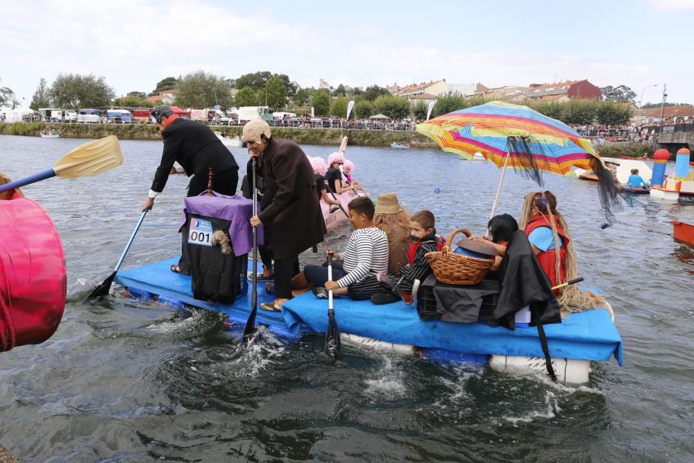 Un centenar de participantes a bordo de trece "artefactos flotantes" participan en la divertida prueba en A Ramallosa.