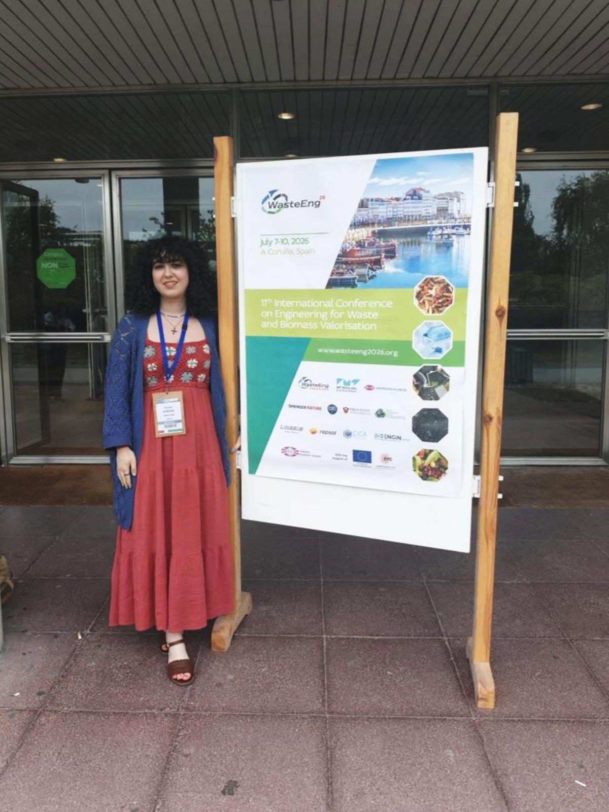 Paula Siñeriz en el congreso internacional "WasteEng26", en julio pasado, donde le concedieron un reconocimiento como uno de los mejores estudiantes de la edición.