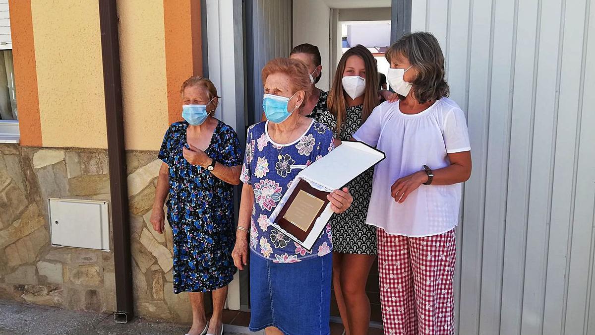 Ángel Panizo recibe su placa en su casa rodeado de su familia. | C. G. R.