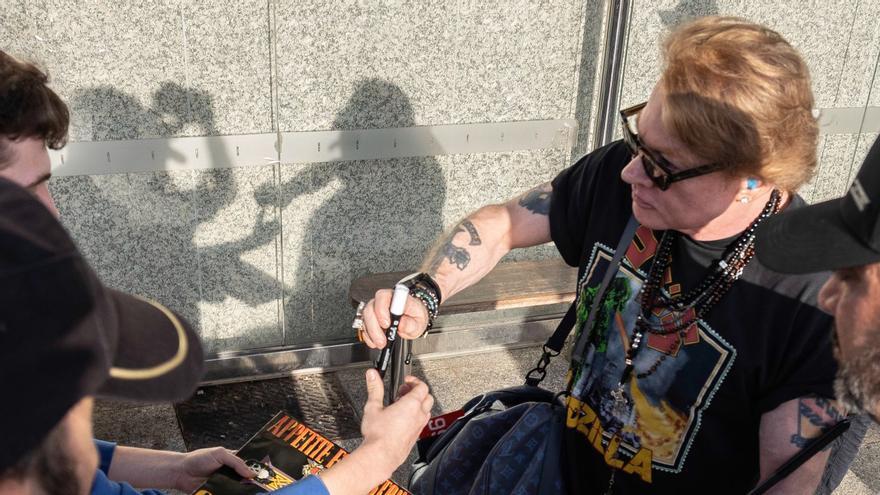 Guns N&#039; Roses llega a Vigo y desata la locura de varios seguidores que les esperaban en Peinador