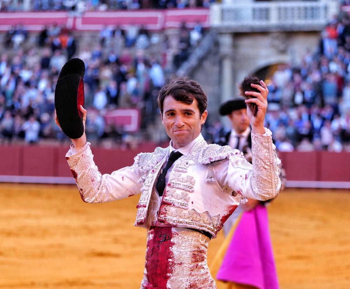 Rafa Serna corta una oreja en la Maestranza.