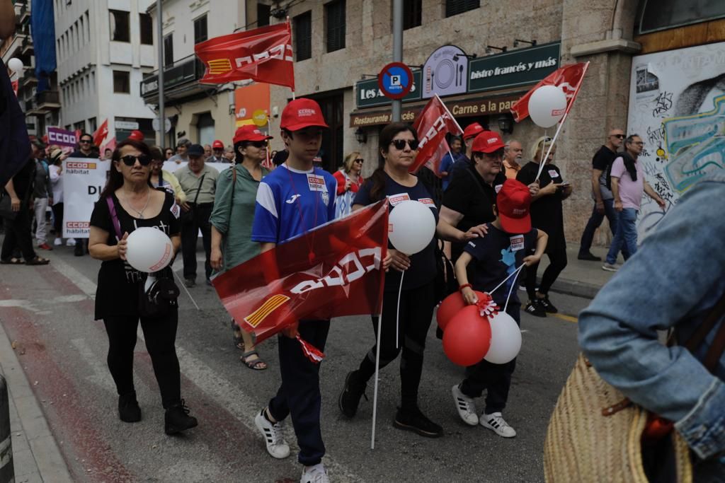 Cerca de mil personas salen a la calle por el Primero de Mayo