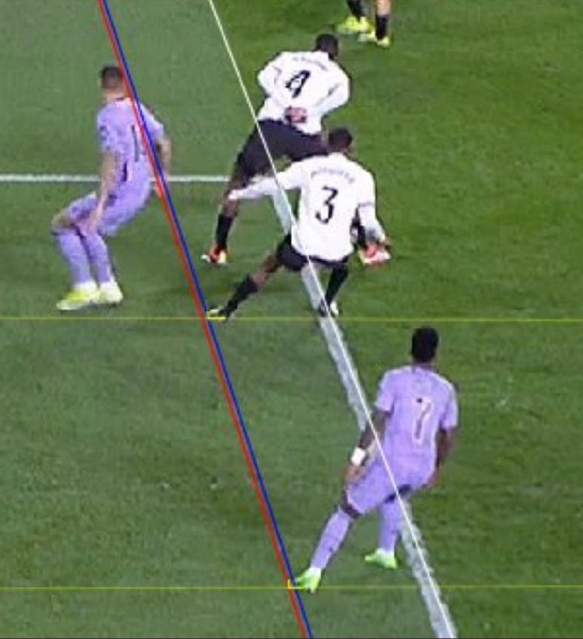 Imagen de las líneas tiradas por el VAR para analizar el segundo tanto del Madrid