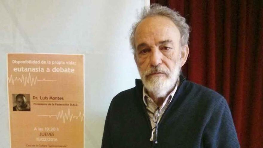 El doctor Luis Montes junto al cartel del debate organizado en Benavente.