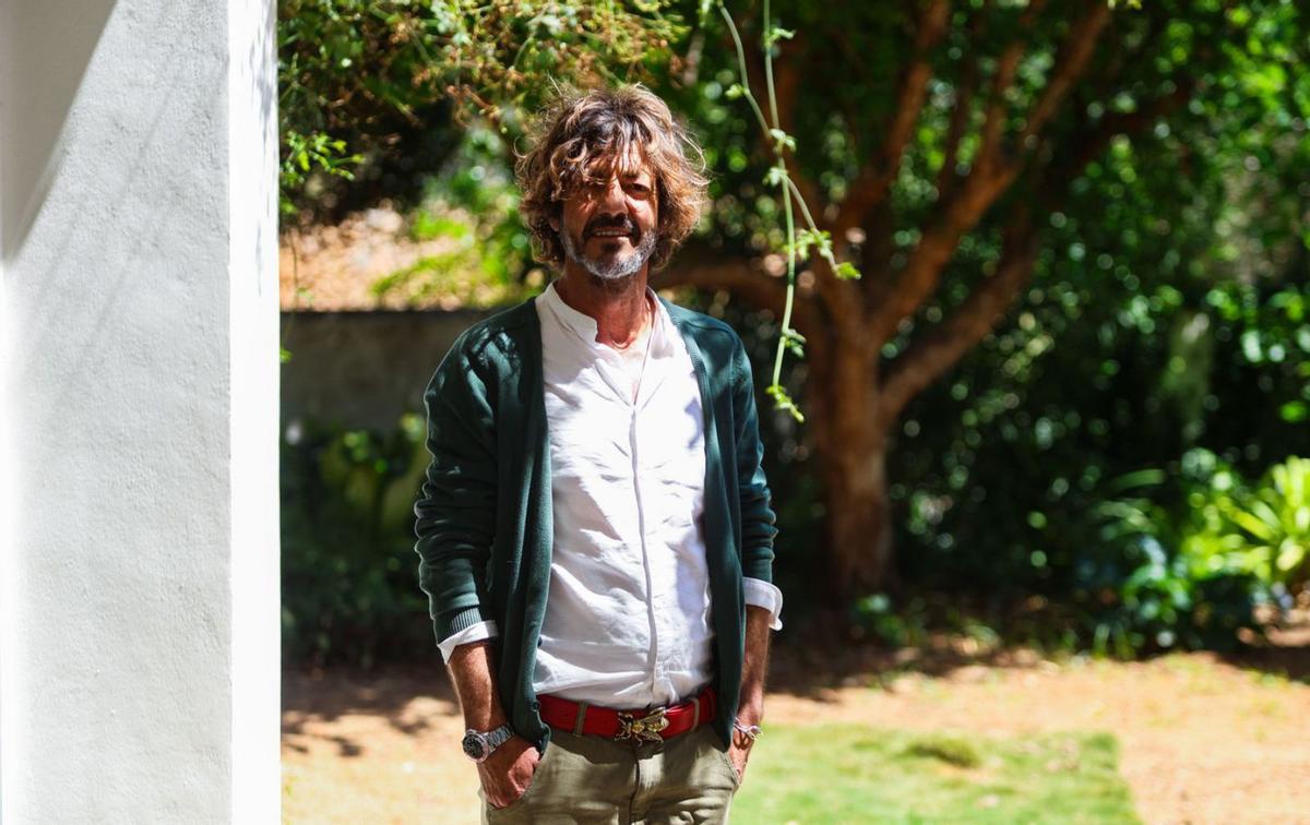 Willie Márquez en el patio del Estudi Tur Costa, que acogerá su obra hasta principios de junio. | T.E.