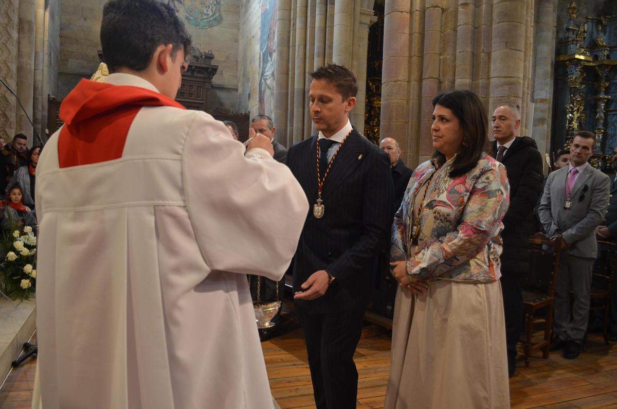 Momento previo a la ofrenda floral a la Virgen de la Vega, en Santa María.