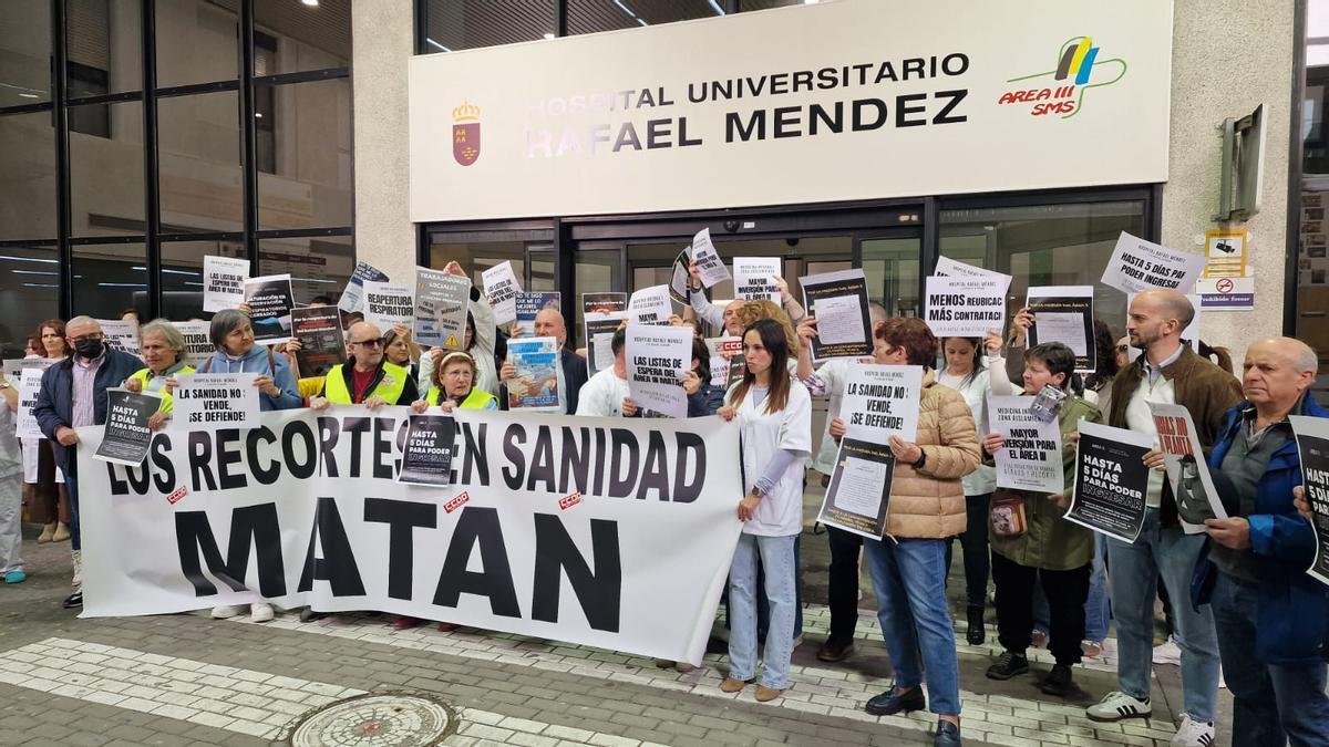 Protesta a las puertas del Rafael Méndez.