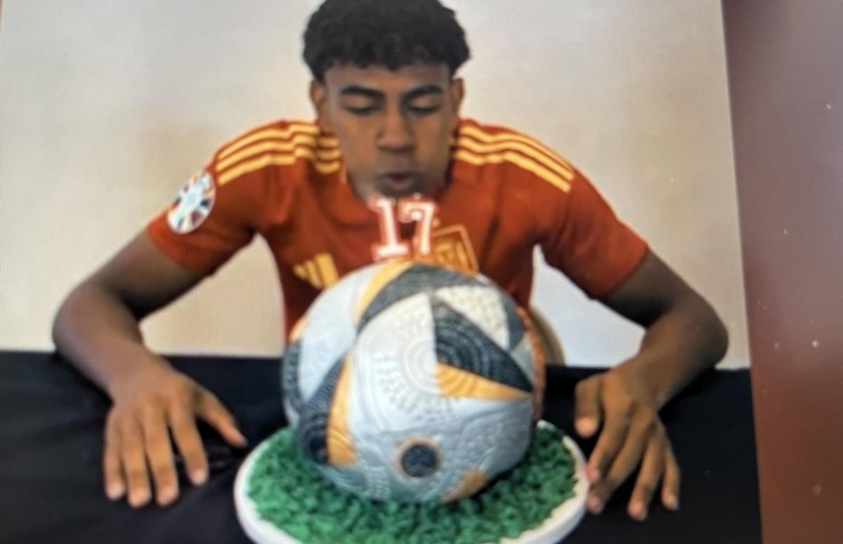 Lamine Yamal, habillé en Espagne, par Adidas, fête son anniversaire.