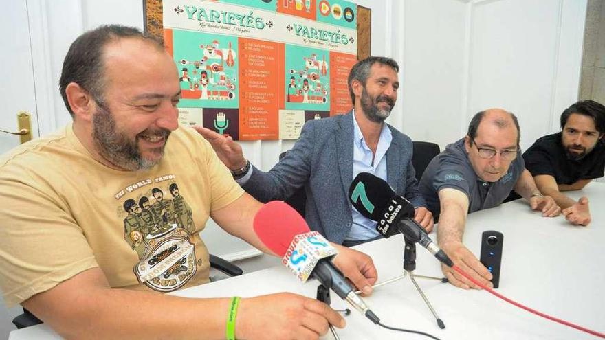El alcalde, Alberto Varela, y los organizadores del festival Varietés. // Iñaki Abella