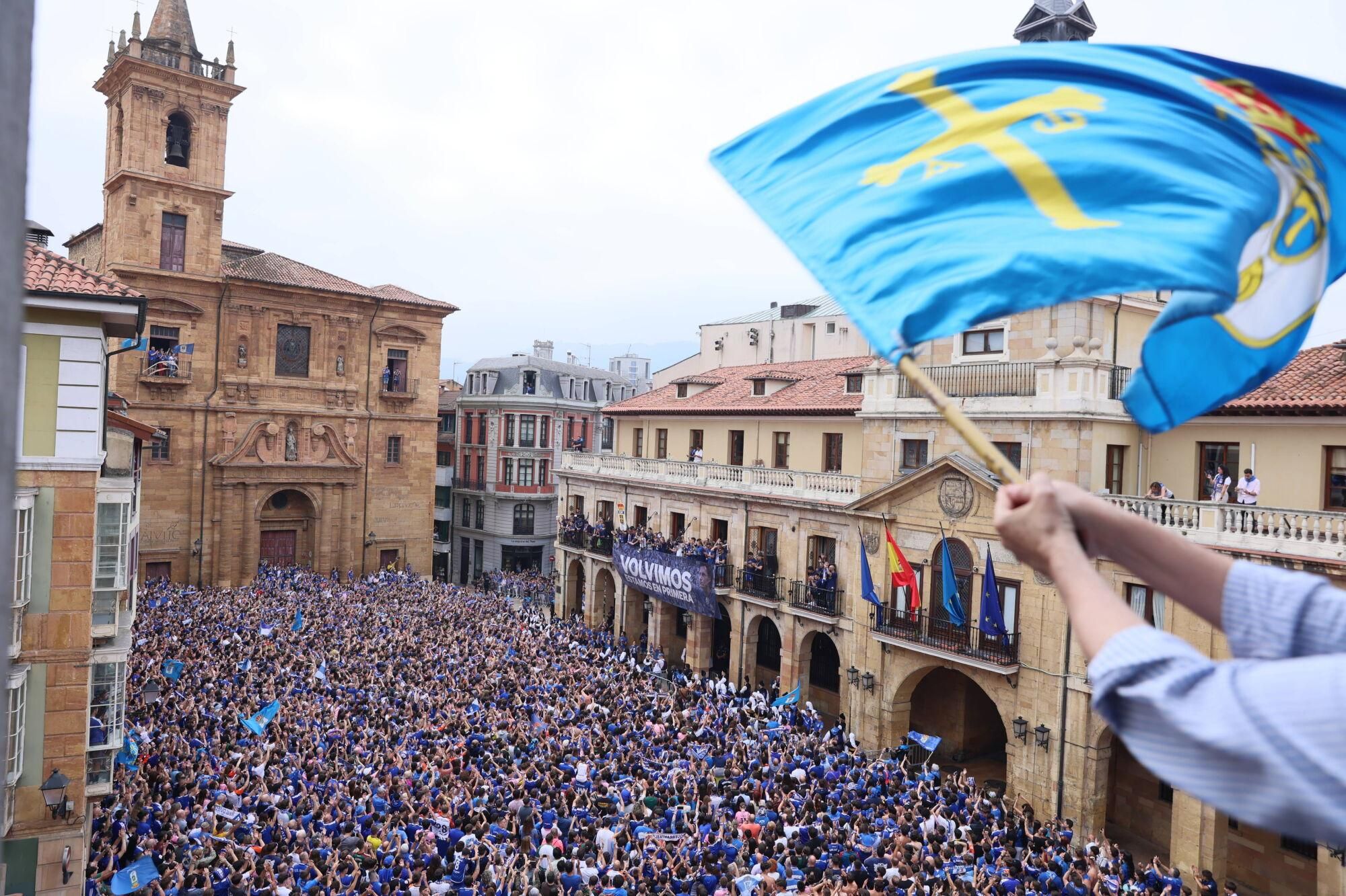 Locura azul en las calles de Oviedo para celebrar el ascenso del equipo a Primera División