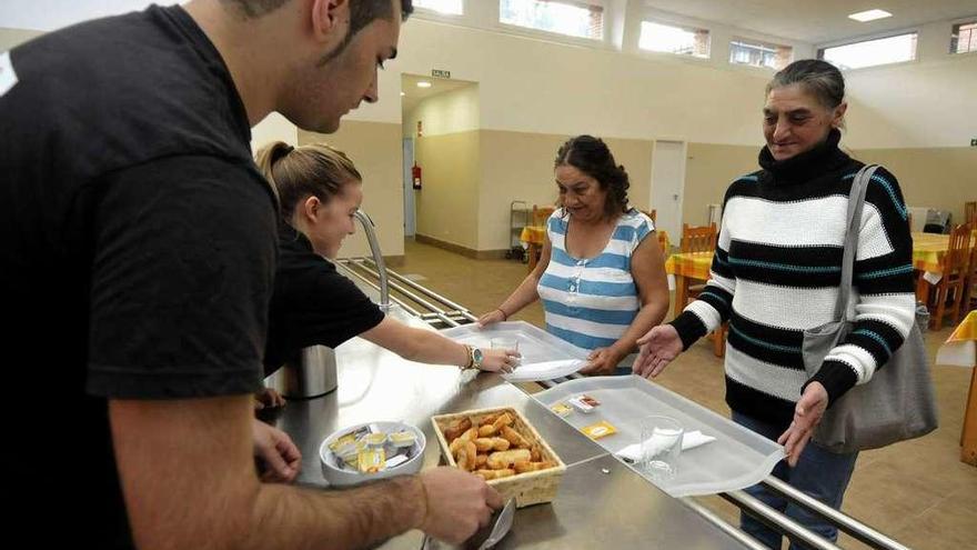 Dos usuarias del comedor utilizan el servicio de desayunos solidarios.