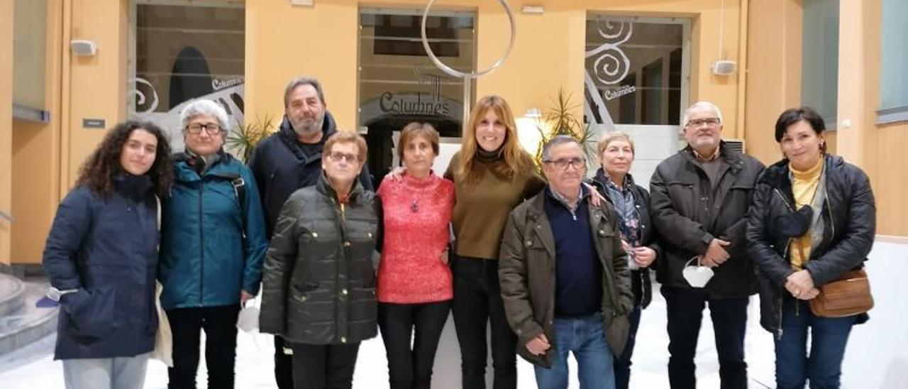 La regidora Raquel Caballero, al centro, junto a familiares de víctimas de la represión. | LEVANTE-EMV