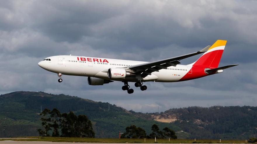 Un avión de Iberia en el aeropuerto de Vigo // Alba Villar