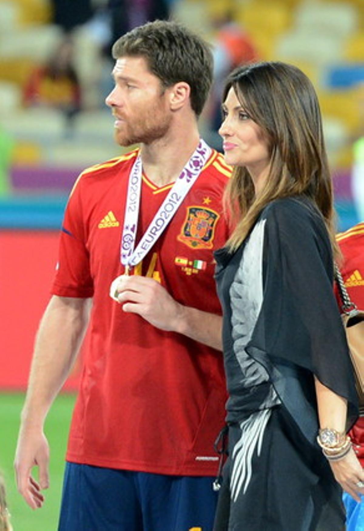 Xabi Alonso y su esposa Nagore Aramburu.