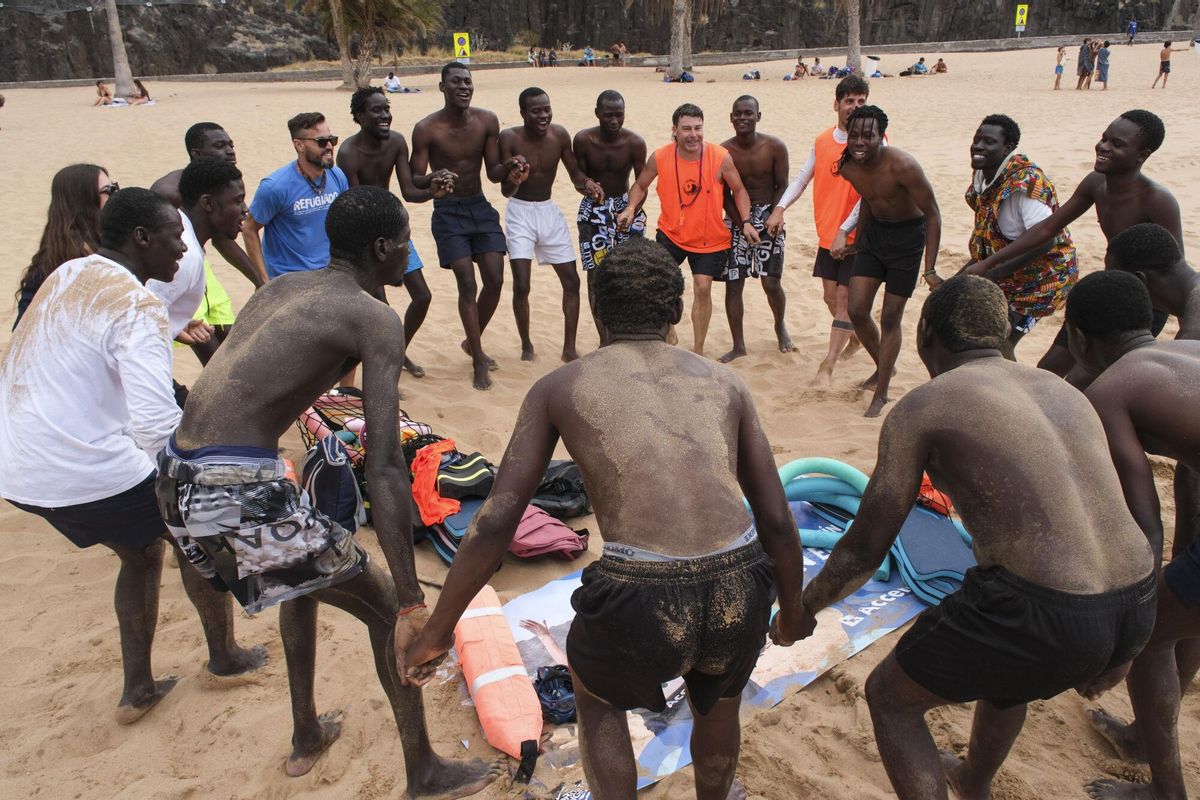 Migrantes que llegaron en cayuco a Canarias aprenden a nadar