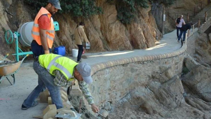 Blanes enllesteix el tram del camí de ronda al seu pas per cala Bona