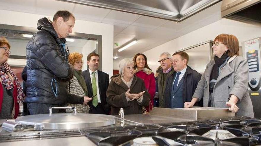 La directora del Imserso, en el centro, entre el alcalde de Langreo y Pilar Varela, durante su última visita a las obras del Stephen Hawking.