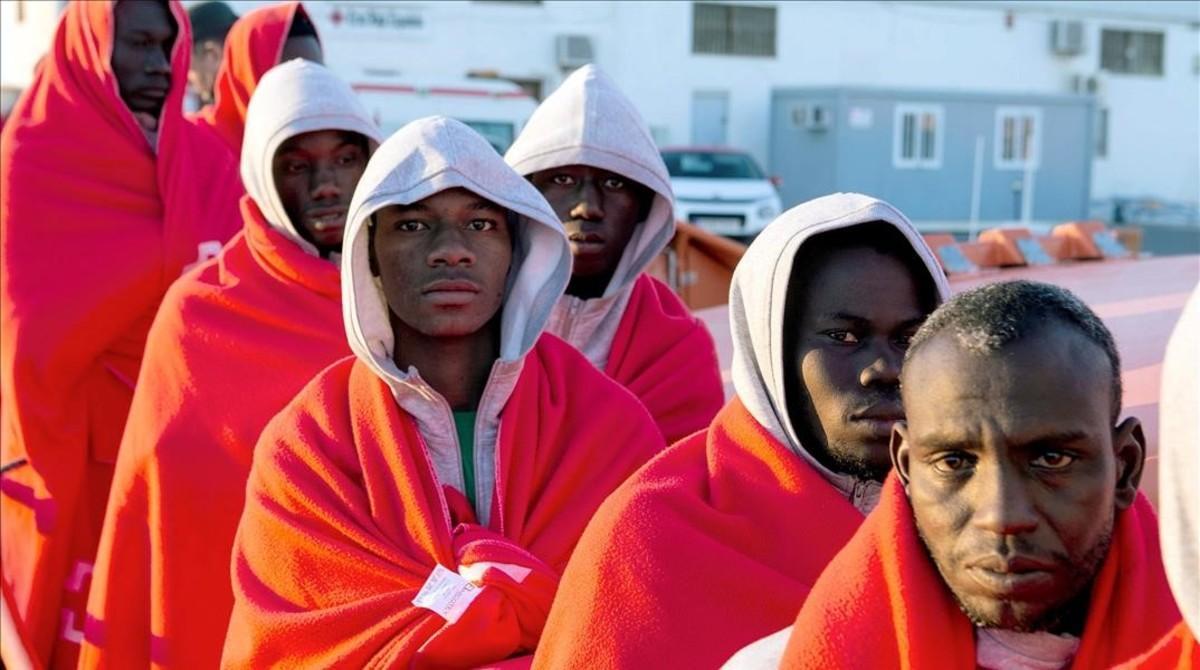 Inmigrantes descienden de un barco de Salvamento Marítimo en Motril (Granada), en una imagen de archivo.