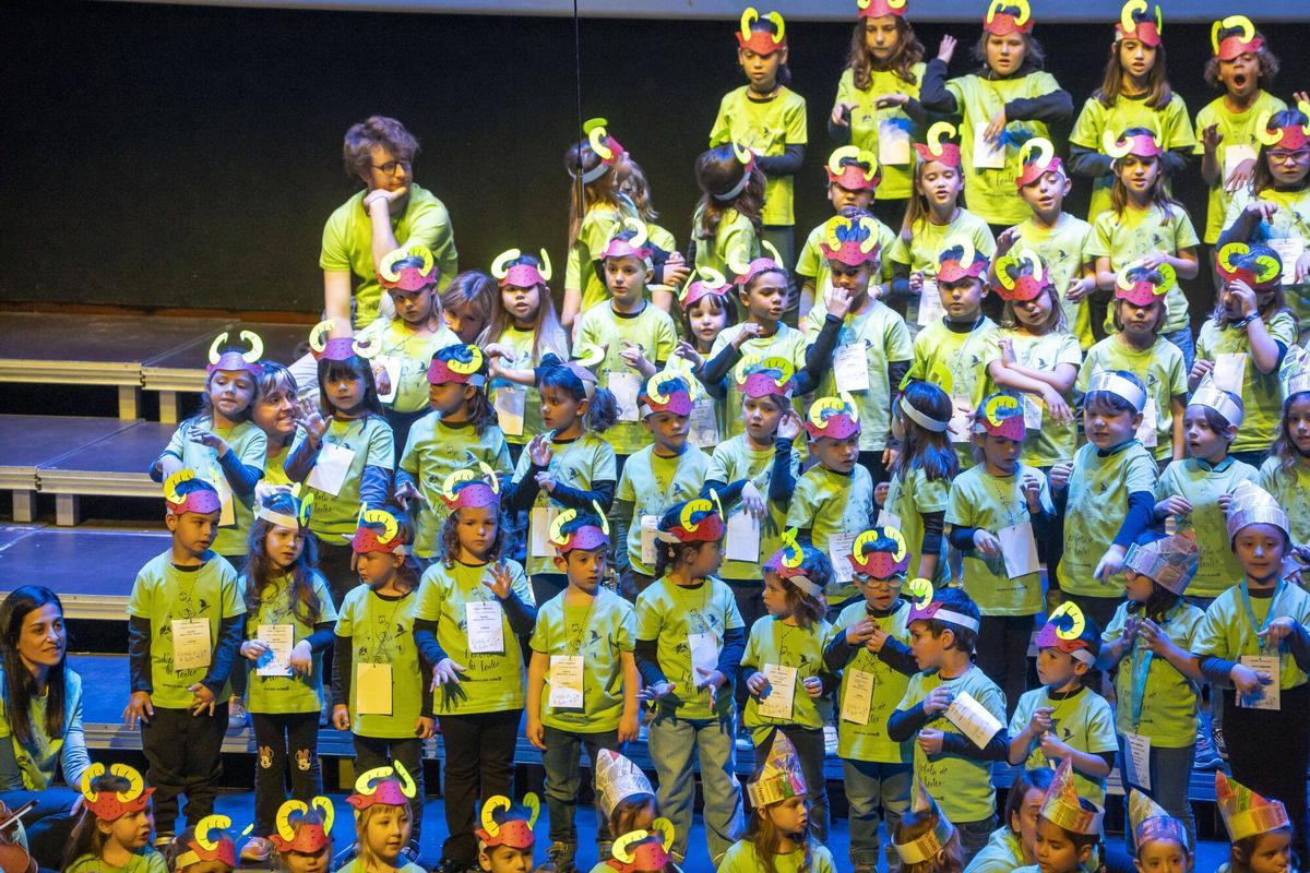 Infants canten i riuen amb les peripècies del conte “L’embolic de les festes” Infants canten i riuen amb les peripècies del conte “L’embolic de les festes”