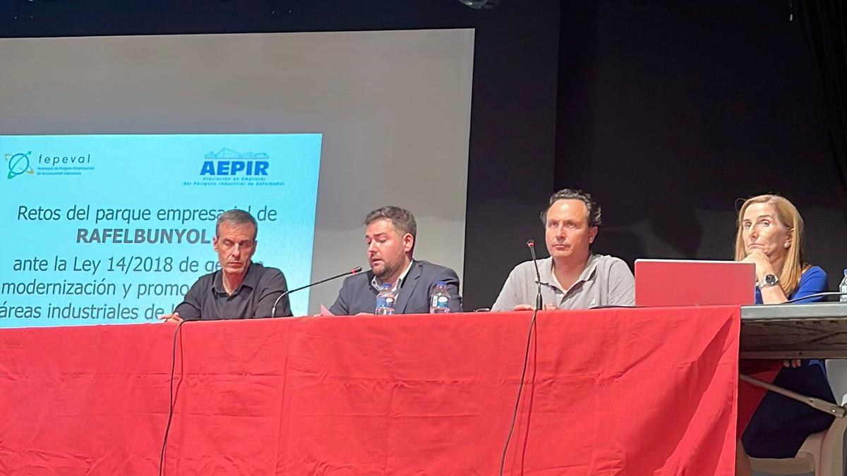 Representantes de Aepir, ayuntamiento y Fepeval, durante la reunión informativa.