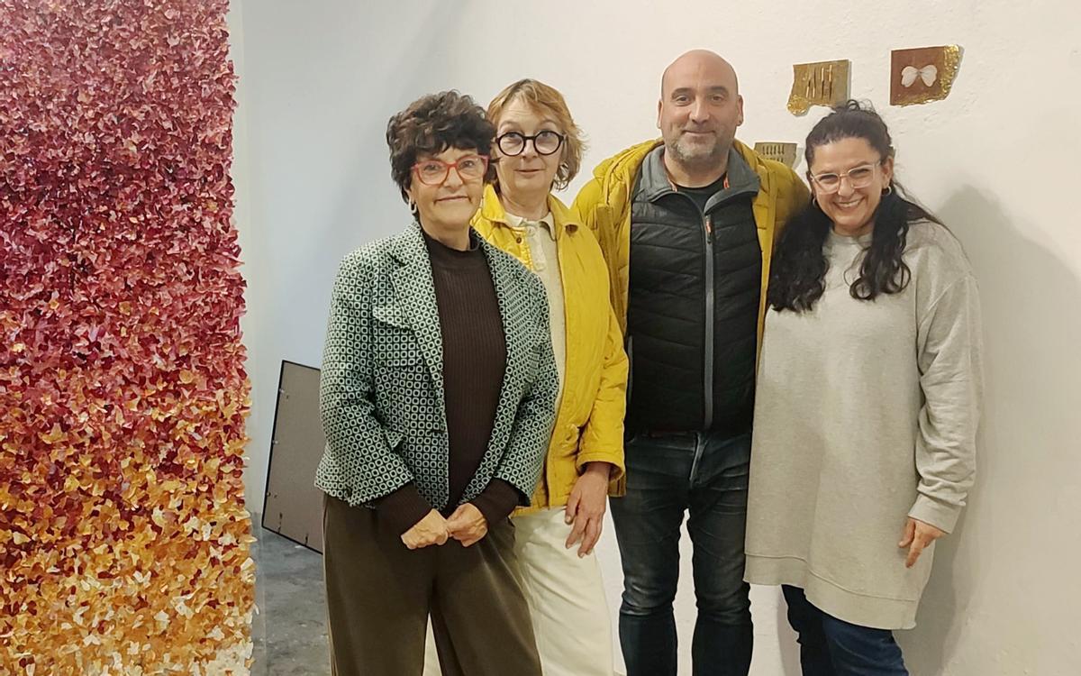 Tere Martinez, a la derecha, junto al comisario de la exposicion y dos socias del Espai Fantastik Lab al lado de una obra