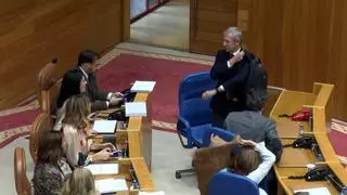 Bronca en el Parlamento: Rueda dice que el BNG "desprecia a los mayores" y los conselleiros abandonan el hemiciclo