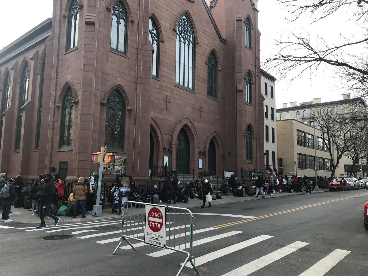 Antigua escuela católica de Santa Brígida, en el East Village, donde los migrantes tramitan la petición de camas en refugio o pueden aceptar un billete gratis para irse de Nueva York.