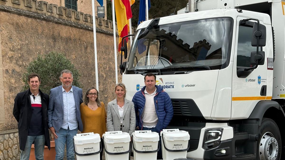 Responsables de Urbaser, empresa concesionaria; el regidor de Medio Ambiente, Antoni Nicolau, y la alcaldesa de Andratx, Estefanía Gonzalvo.