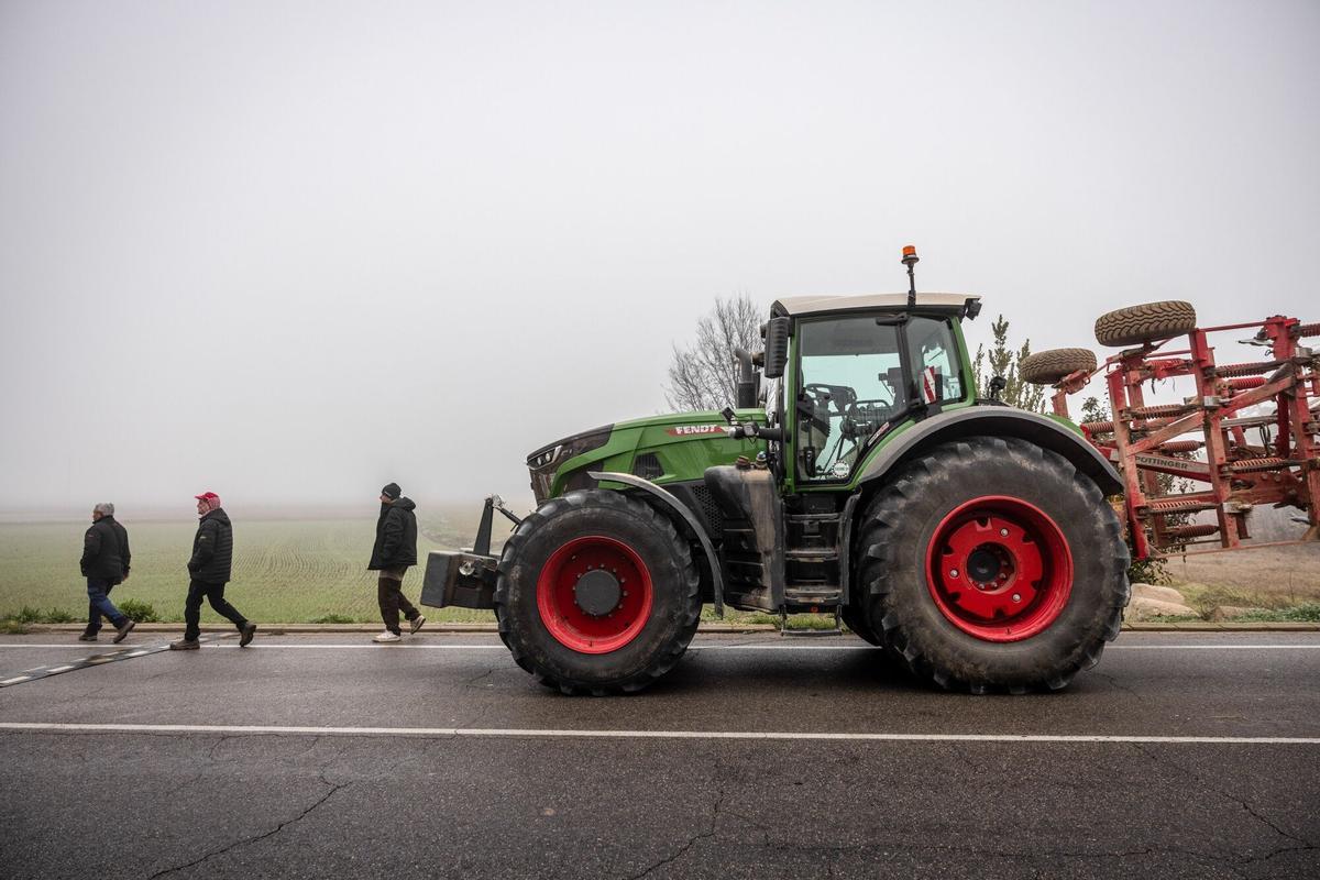Agricultores catalanes bloquean la A-2 a la altura de Fondarella (Pla dUrgell) con sus tractores durante las protestas para pedir mejores condiciones para el sector