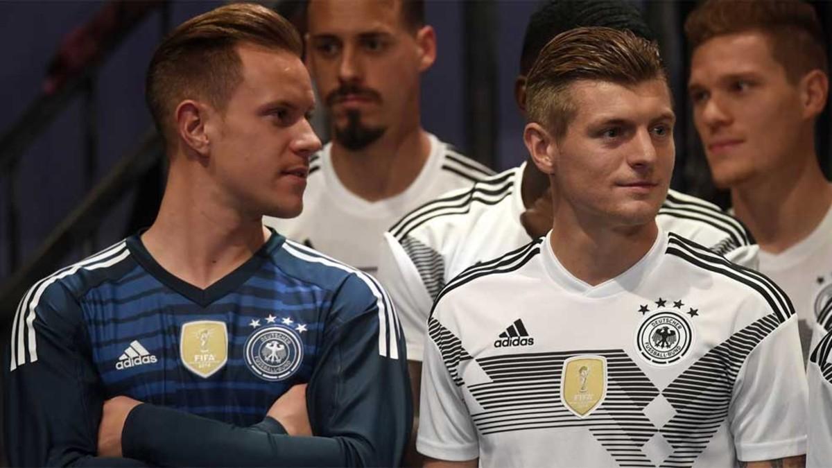 Ter Stegen y Kroos durante la presentación de la nueva camiseta de la selección alemana