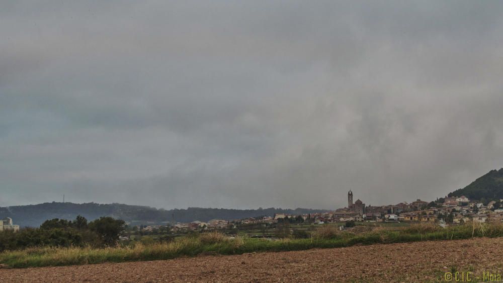 Albada amb núvols i cel ben gris al Moianès