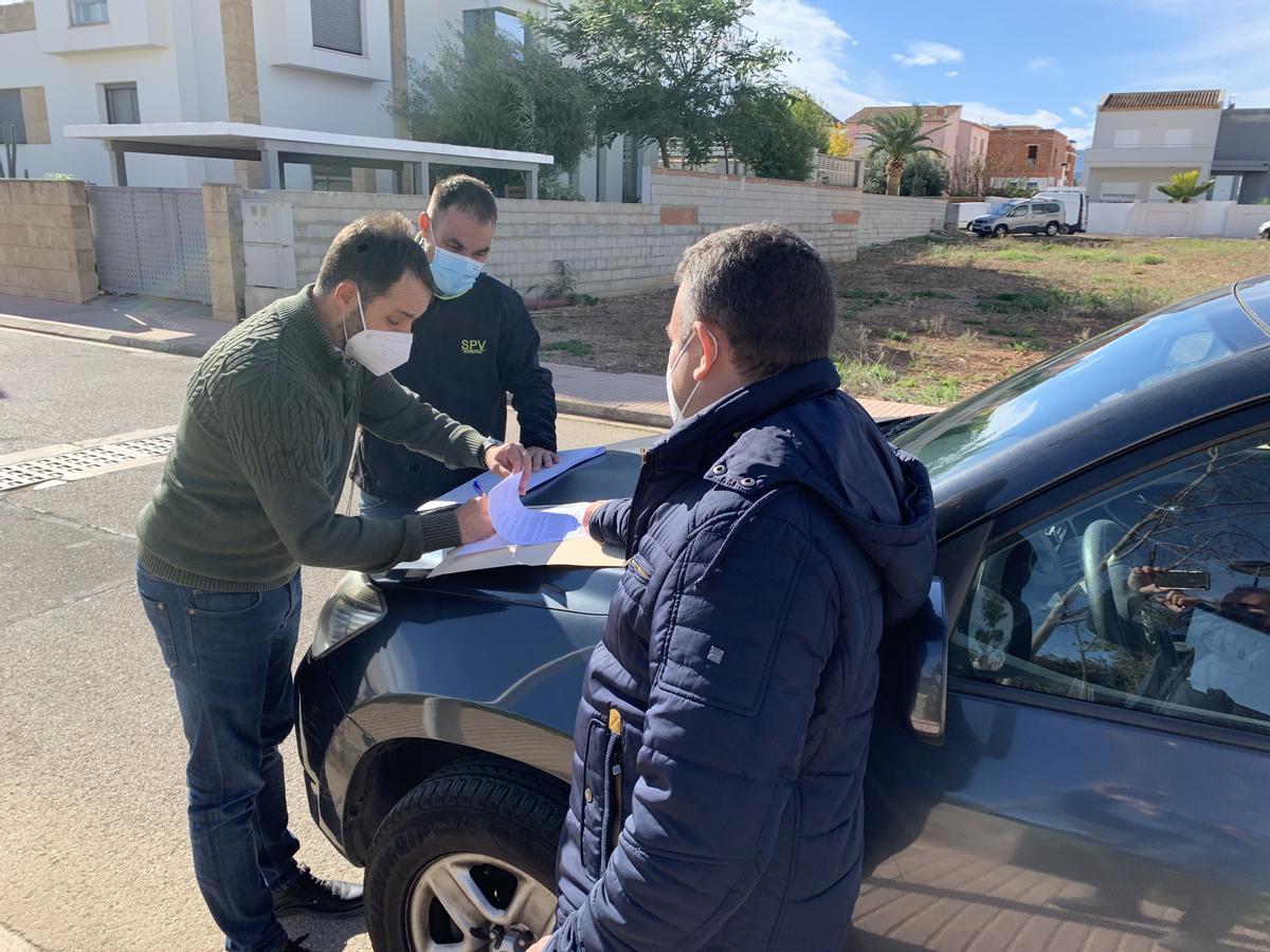 El alcalde de Ondara revisa los planos