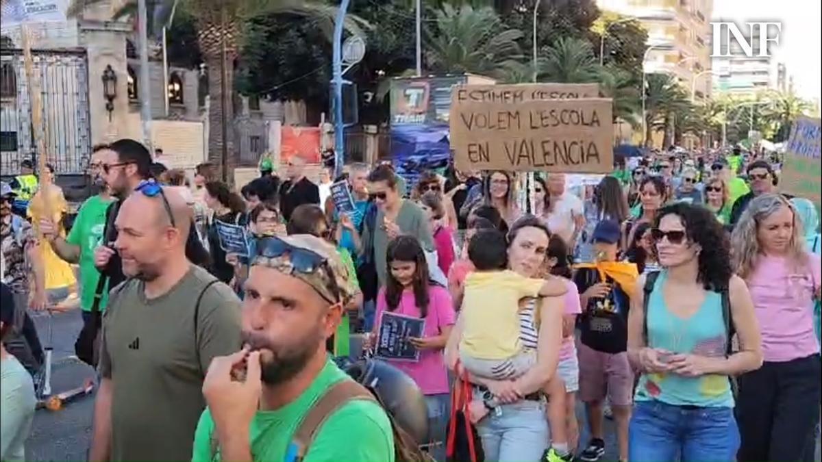 La manifestación de profesores y alumnos recorre Alicante "por una educación pública de calidad"