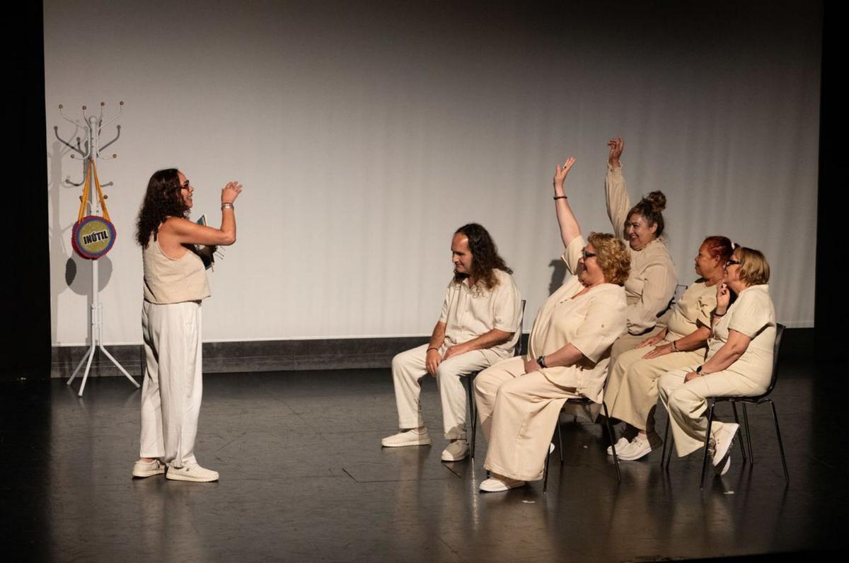 Usuarios de Apfem participaron en una representación teatral. | VICENT MARÍ