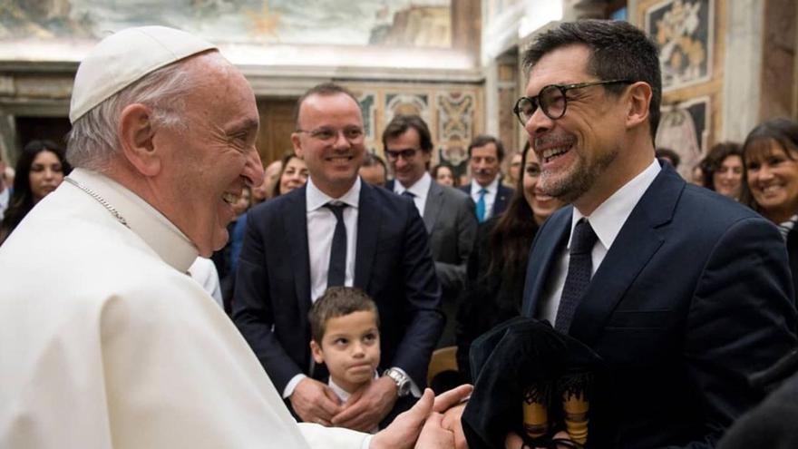 Hevia recibe el saludo del Papa en 2017 con motivo de una invitación anterior a participar en el Concierto de Navidad.