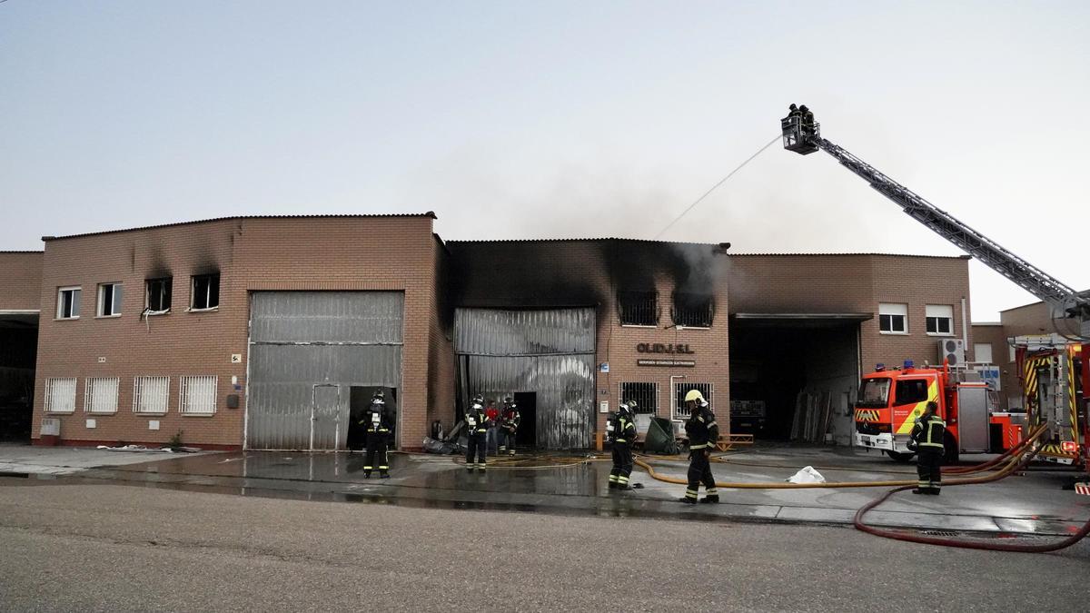 Incendio en unas naves industriales en Santovenia de Pisuerga (Valladolid)