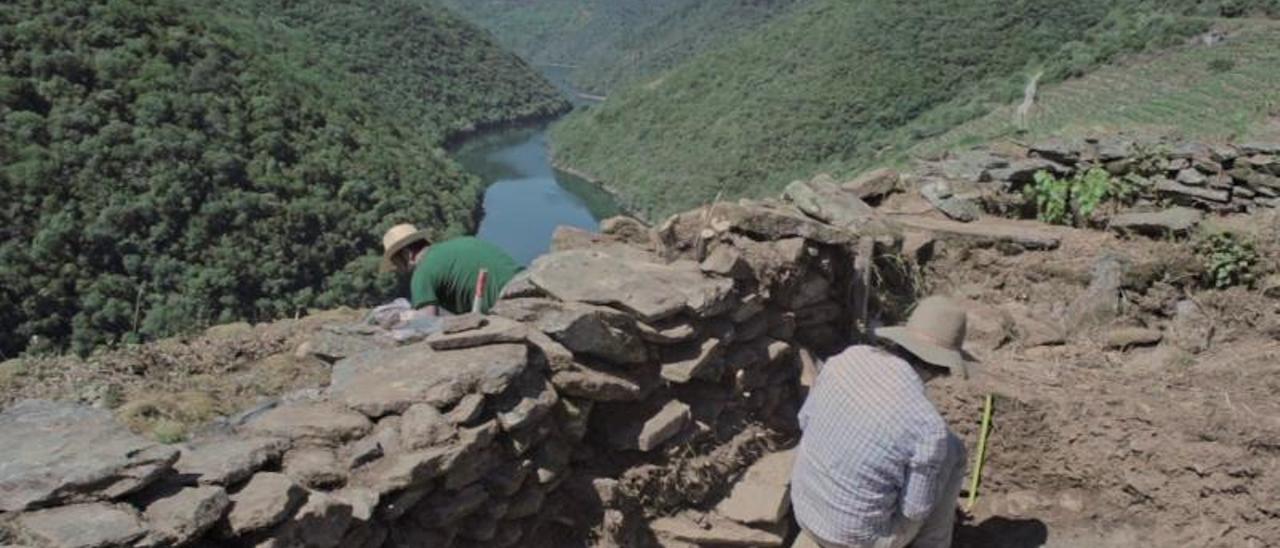 Investigadores durante los estudios arqueológicos en la ribera del Sil, en Vilachá. |   // FDV