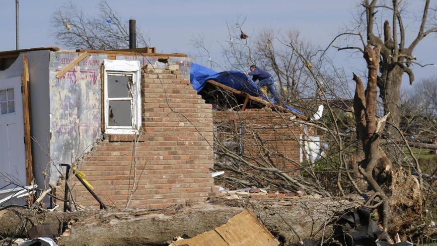 El azote de &quot;devastadores&quot; tornados deja al menos 25 muertos en EE.UU.