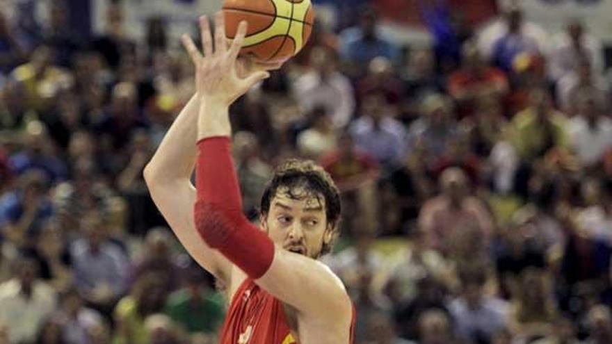 Pau Gasol protege el balón ante un defensor de Argentina. // Cabalar