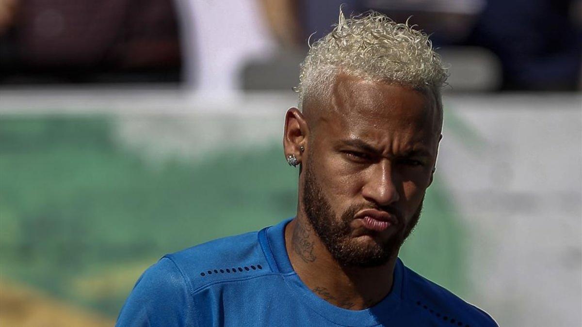 Neymar está en París para hablar sobre su futuro