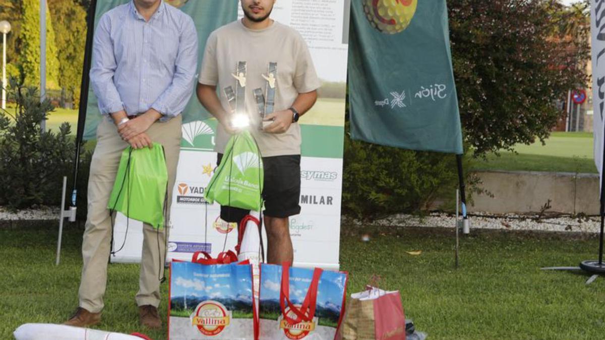 Ganadores tercera jornada. Enrique Álvarez junto al jugador Pelayo Tiesta. | Fernando Rodríguez.